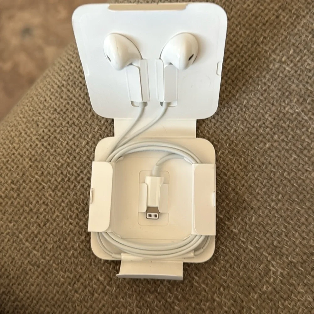 NIB Apple White Wired Earbuds